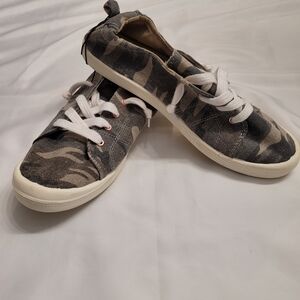 Maurices Mariah Canvas Sneakers Gray Camo Slip On Lace Up Shoes Women’s Size 11